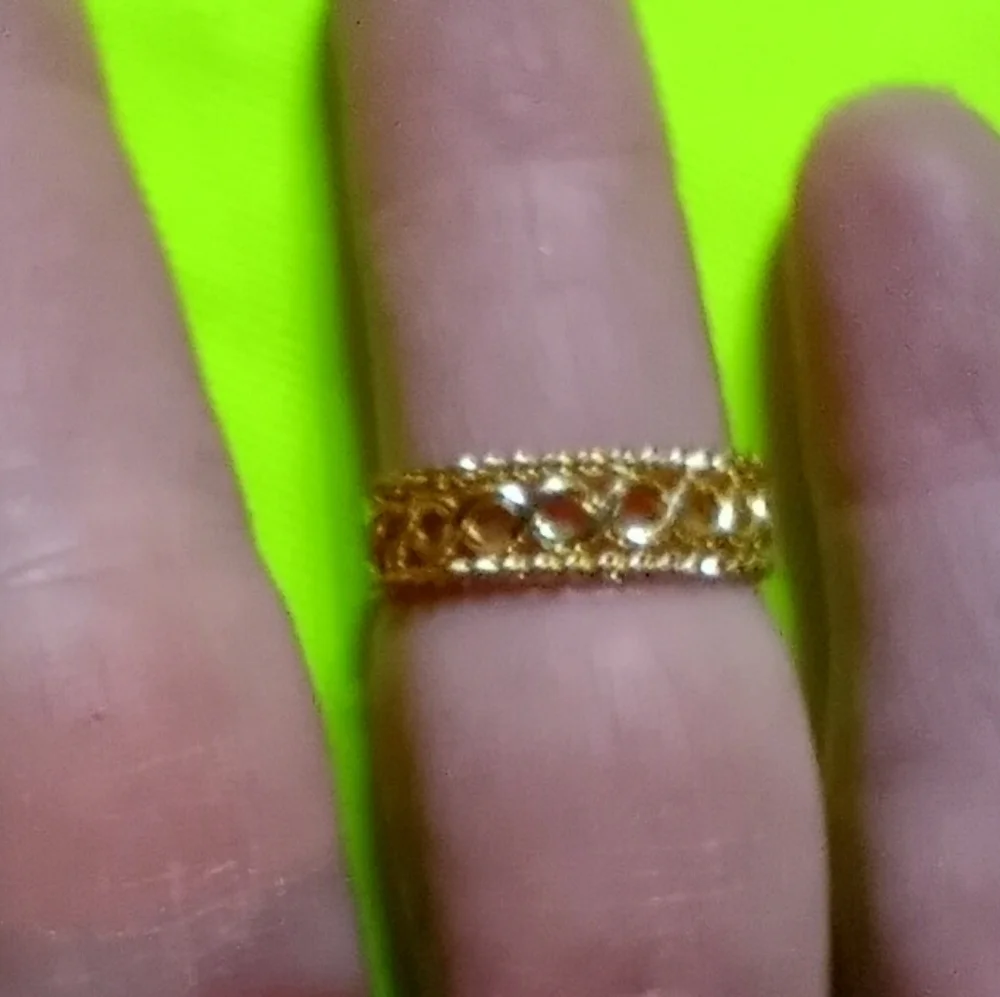 Goldtone filigree DNA spiral band ring size 6